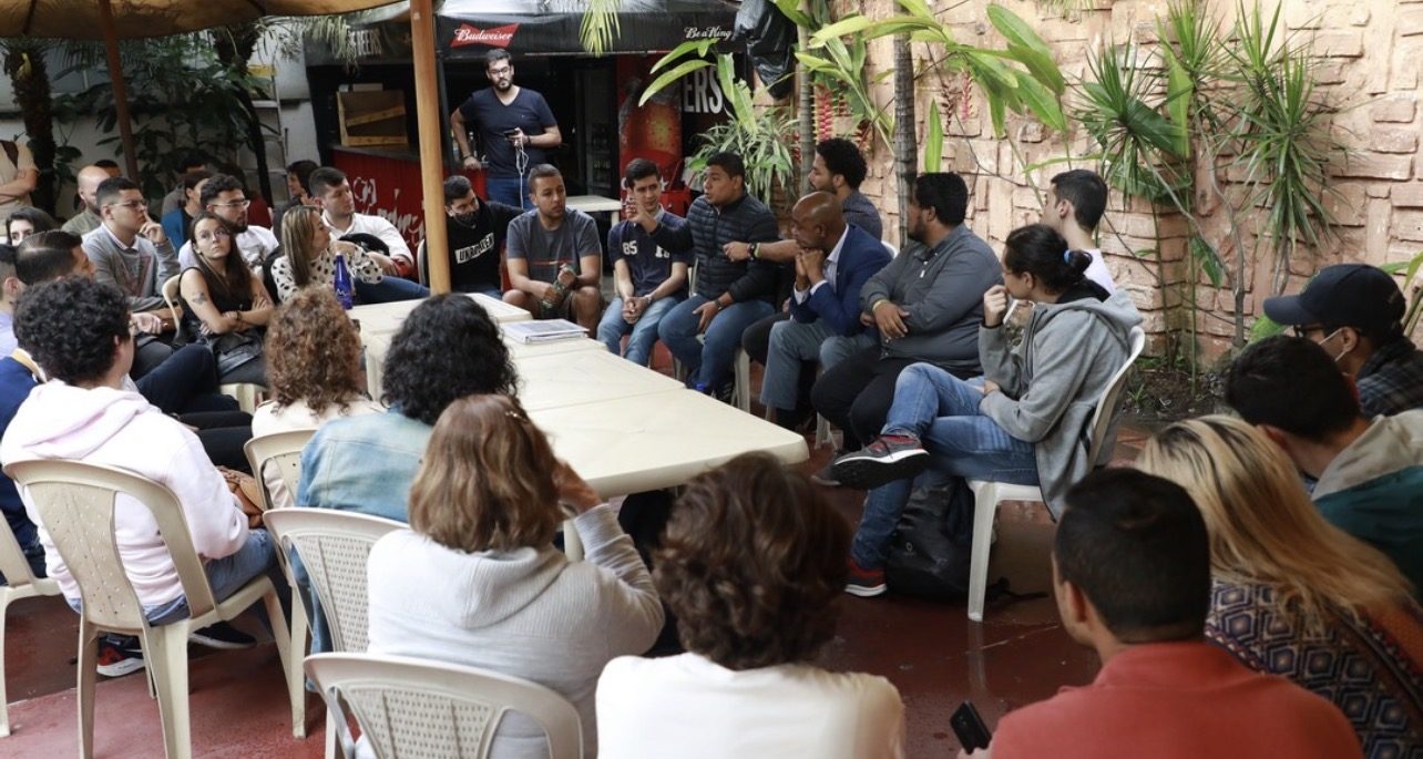 Luis Gilberto Murillo conversando con jóvenes en un encuentro comunitario